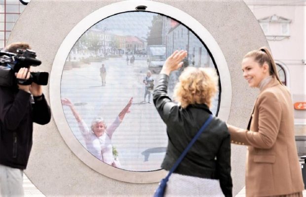 На вулицях Литви та Польщі з'явилися портали для "телепортації" між країнами (відео)