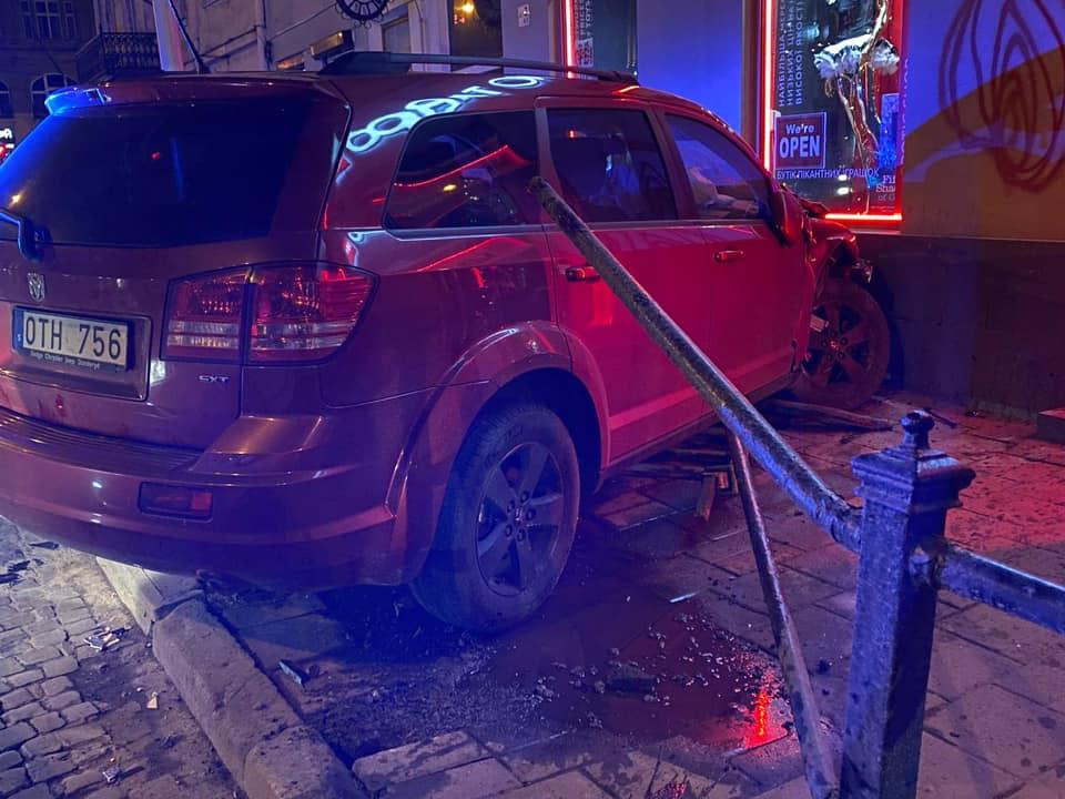 Автомобиль, повлекший аварию, был на испанских номерах / фото Facebook Игорь Зинкевич Автомобиль, повлекший аварию, был на испанских номерах / фото Facebook Игорь Зинкевич