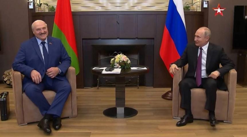 "Черный чемоданчик" Лукашенко попал на первые полосы СМИ / скриншот из видео "Черный чемоданчик" Лукашенко попал на первые полосы СМИ / скриншот из видео