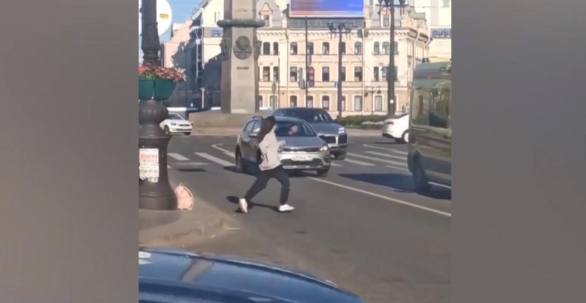 Трем машинам чудом удалось избежать столкновения с неадекватной девушкой / скриншот из видео Трем машинам чудом удалось избежать столкновения с неадекватной девушкой / скриншот из видео
