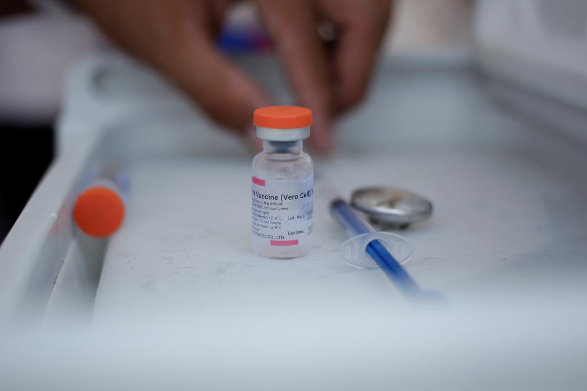 Количество антител после прививки CoronaVac снижается через 6 месяцев / фото REUTERS