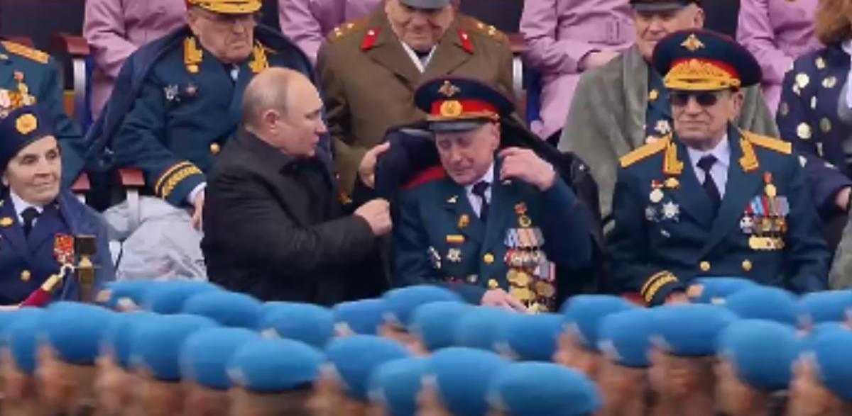 Під час параду Путін допоміг Проніну накинути верхній одяг / скріншот з відео Під час параду Путін допоміг Проніну накинути верхній одяг / скріншот з відео