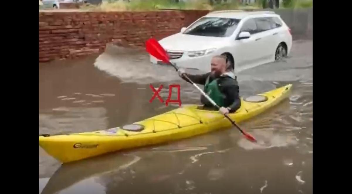 Дніпрянин прокотився на байдарці вулицями міста / скріншот відео Дніпрянин прокотився на байдарці вулицями міста / скріншот відео