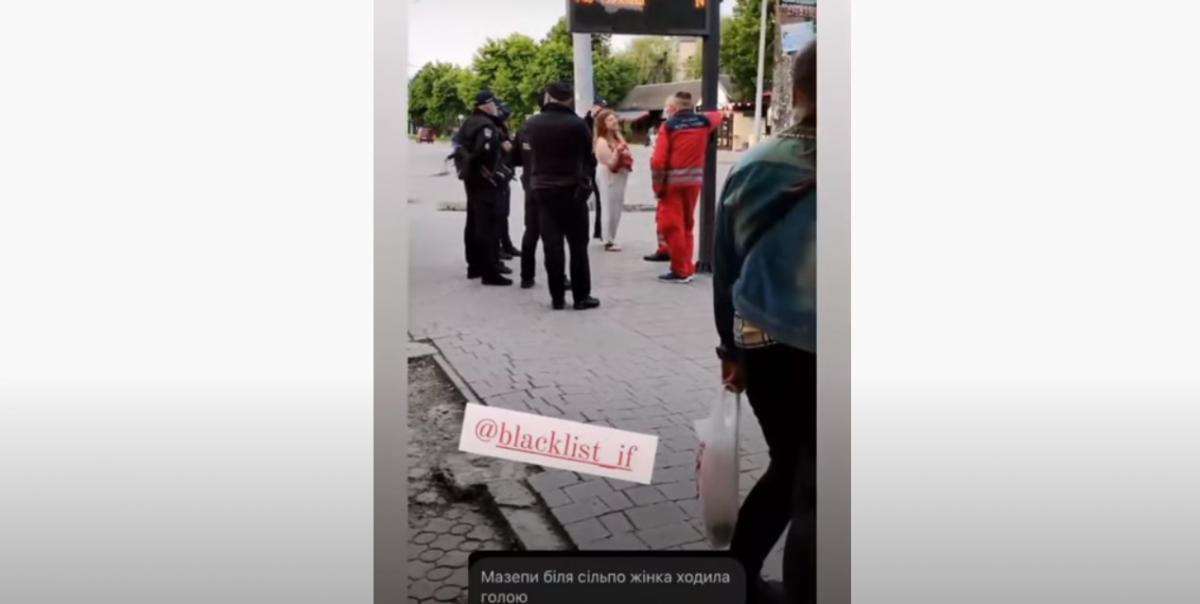 Полуобнаженная женщина разгуливала по улицам / скриншот Полуобнаженная женщина разгуливала по улицам / скриншот