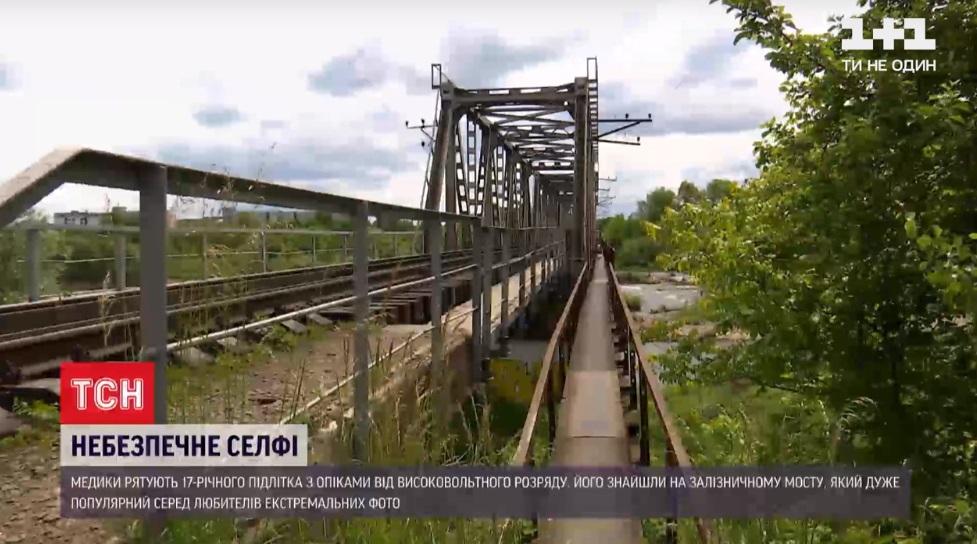 В Ивано-Франковске на мосту чуть не погиб подросток / скриншот с видео В Ивано-Франковске на мосту чуть не погиб подросток / скриншот с видео