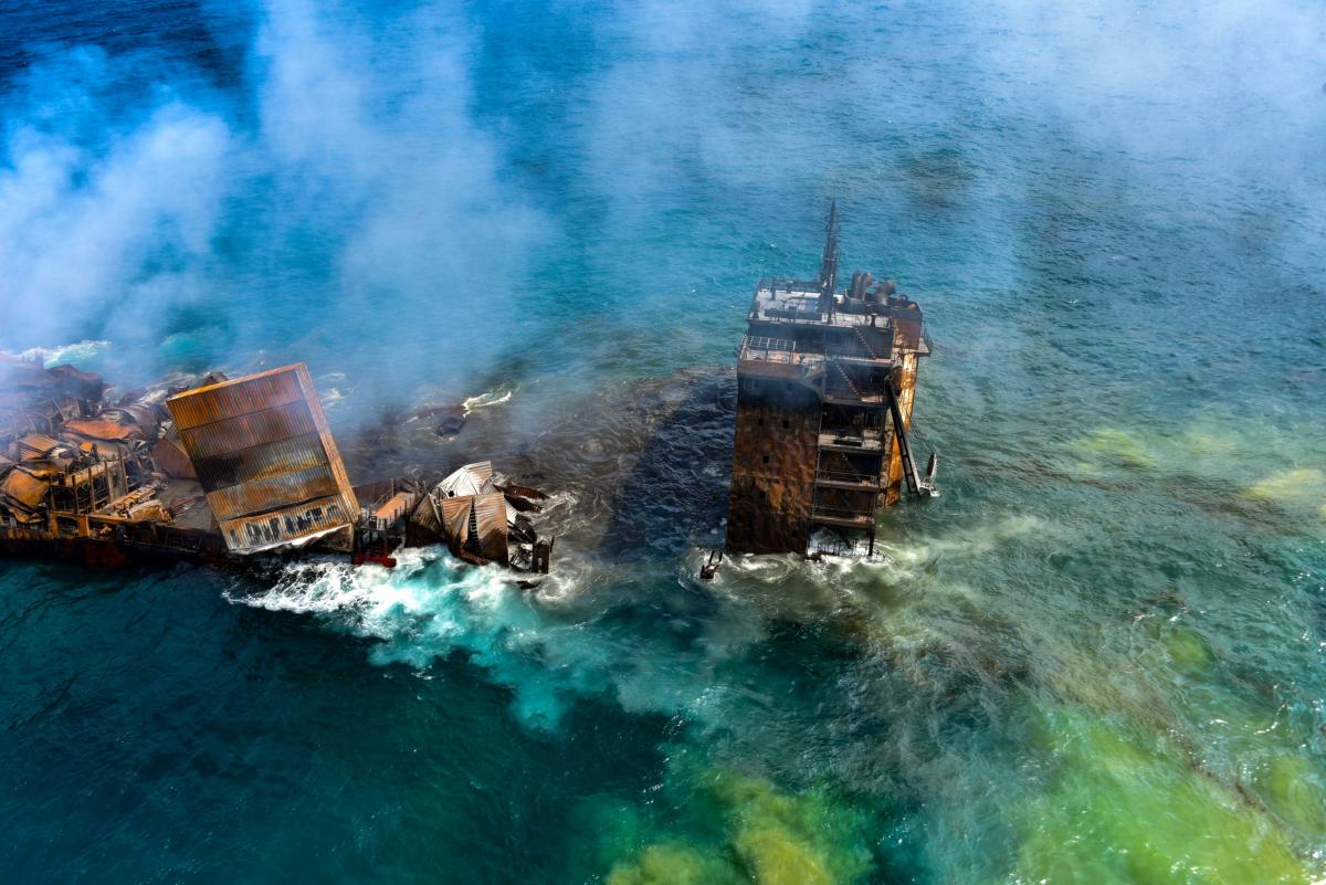В результате пожара на судне возле Шри-Ланки огромное количество пластика загрязнило местные воды / фото REUTERS