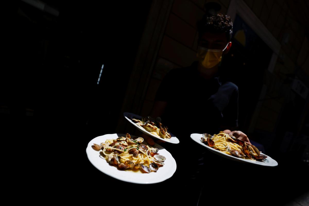 Больше всего кафе и ресторанов прекратили работу в Житомирской и Одесской областях / фото REUTERS