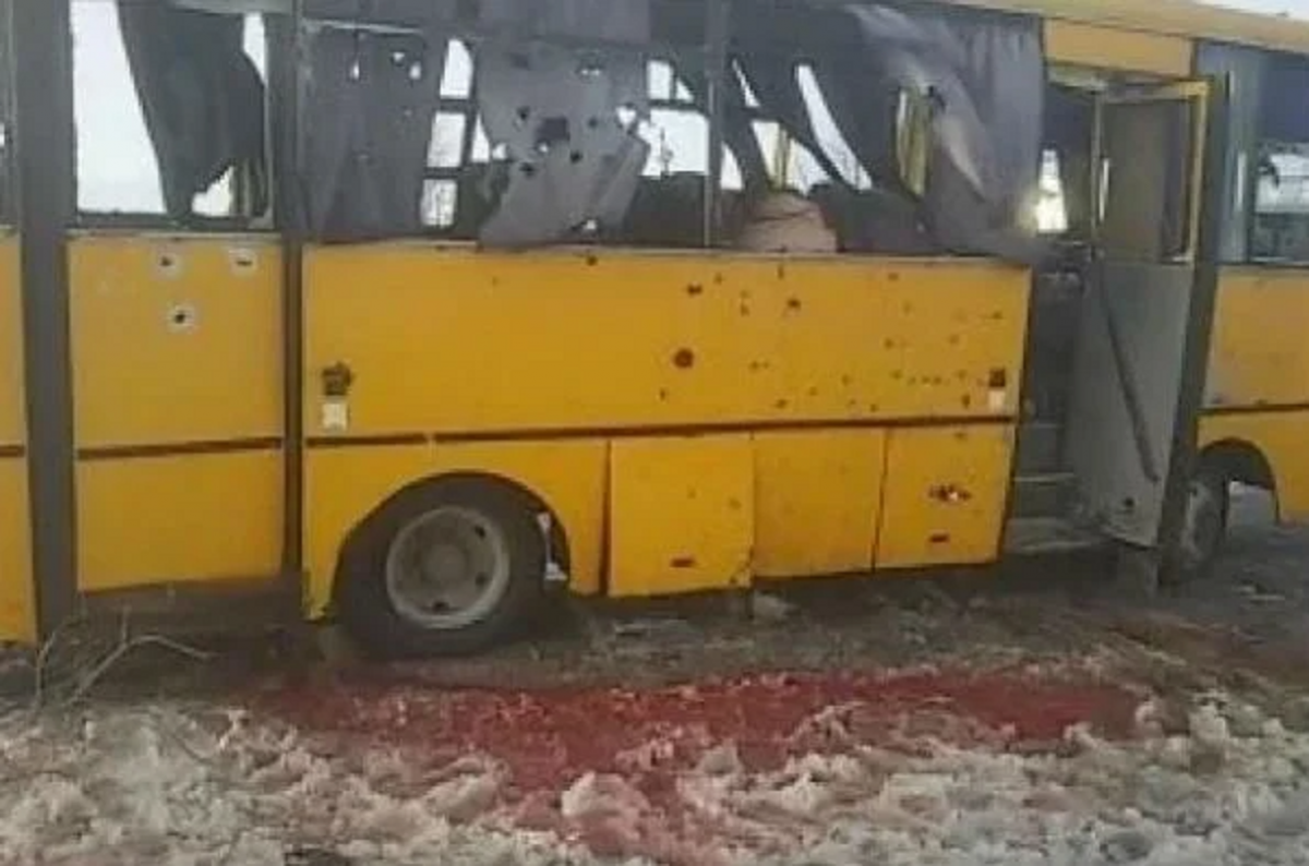 Через обстріл автобуса під Волновахою в 2015 році загинули 12 людей / фото Oleksiy Matsuka / facebook.com Через обстріл автобуса під Волновахою в 2015 році загинули 12 людей / фото Oleksiy Matsuka / facebook.com