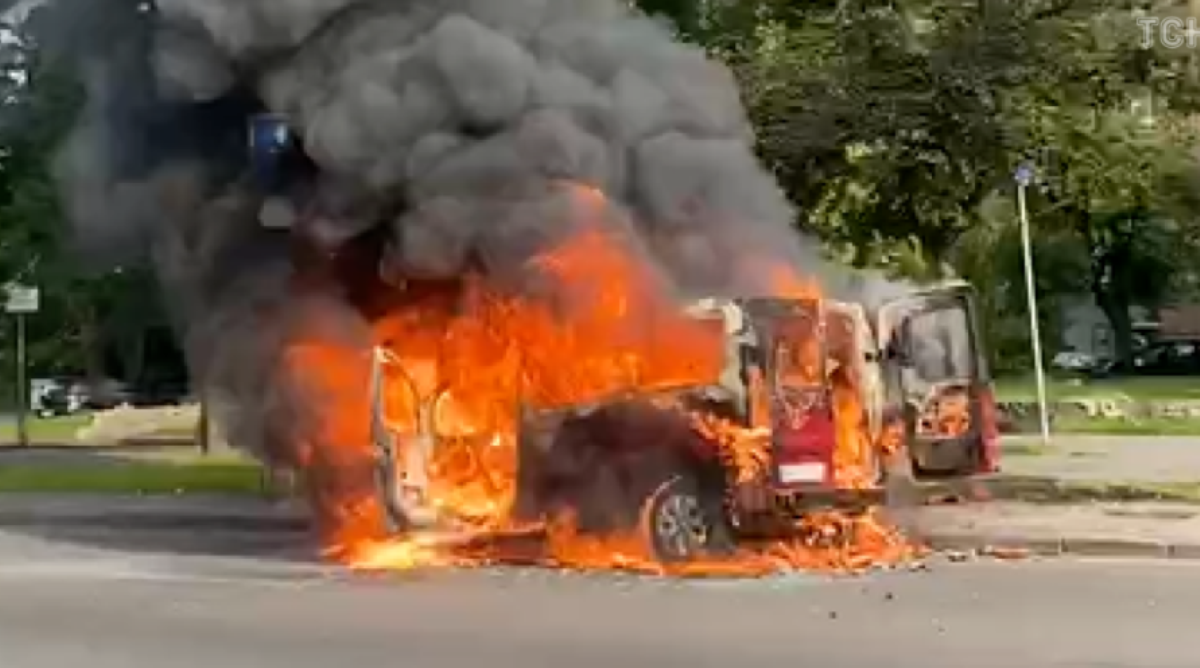 У Києві вибухнув мікроавтобус / фото ТСН У Києві вибухнув мікроавтобус / фото ТСН