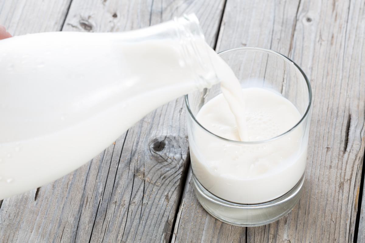 Молоко – багате кальцієм і вітаміном Д / фото ua.depositphotos.com