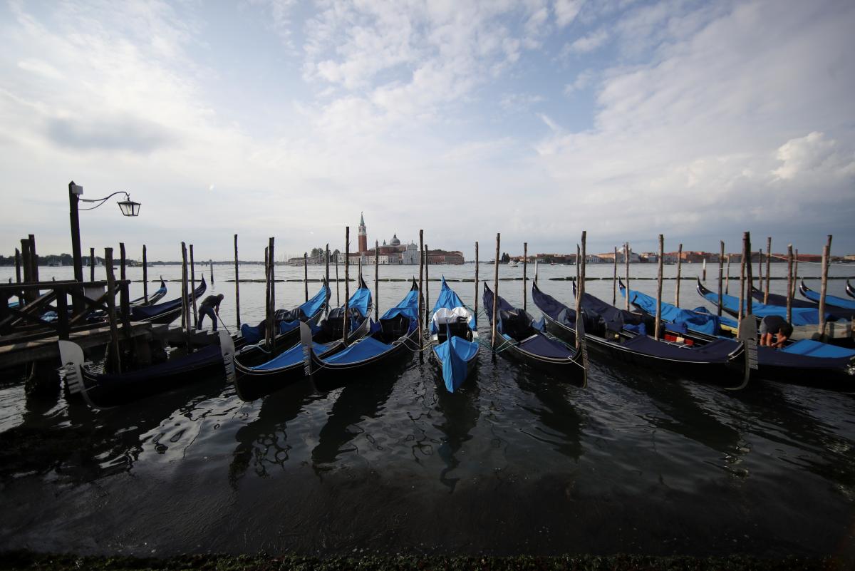 В июле Италия уже запретила большим круизным лайнерам заходить в Венецианскую лагуну / фото REUTERS