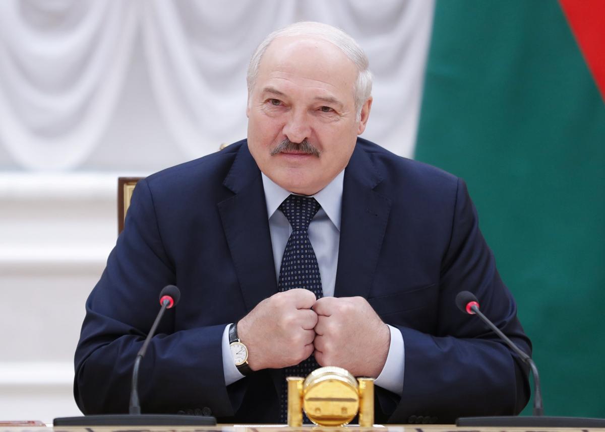 Комментируя нынешний кризис в мире, Лукашенко заявил: "Нужно раздеваться, напрягаться и работать"/ фото REUTERS