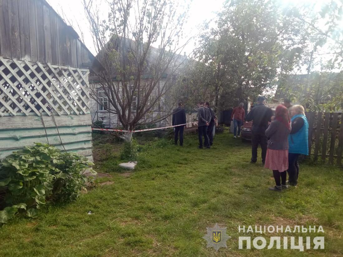 Невідомий вночі через вікно стріляв у кімнату будинку / фото Нацполіції Невідомий вночі через вікно стріляв у кімнату будинку / фото Нацполіції
