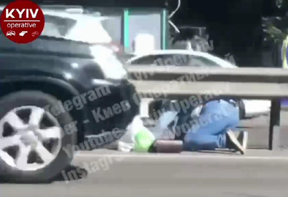 Водители в ответ на неадекватные действия женщины притормаживали / Скриншот Водители в ответ на неадекватные действия женщины притормаживали / Скриншот