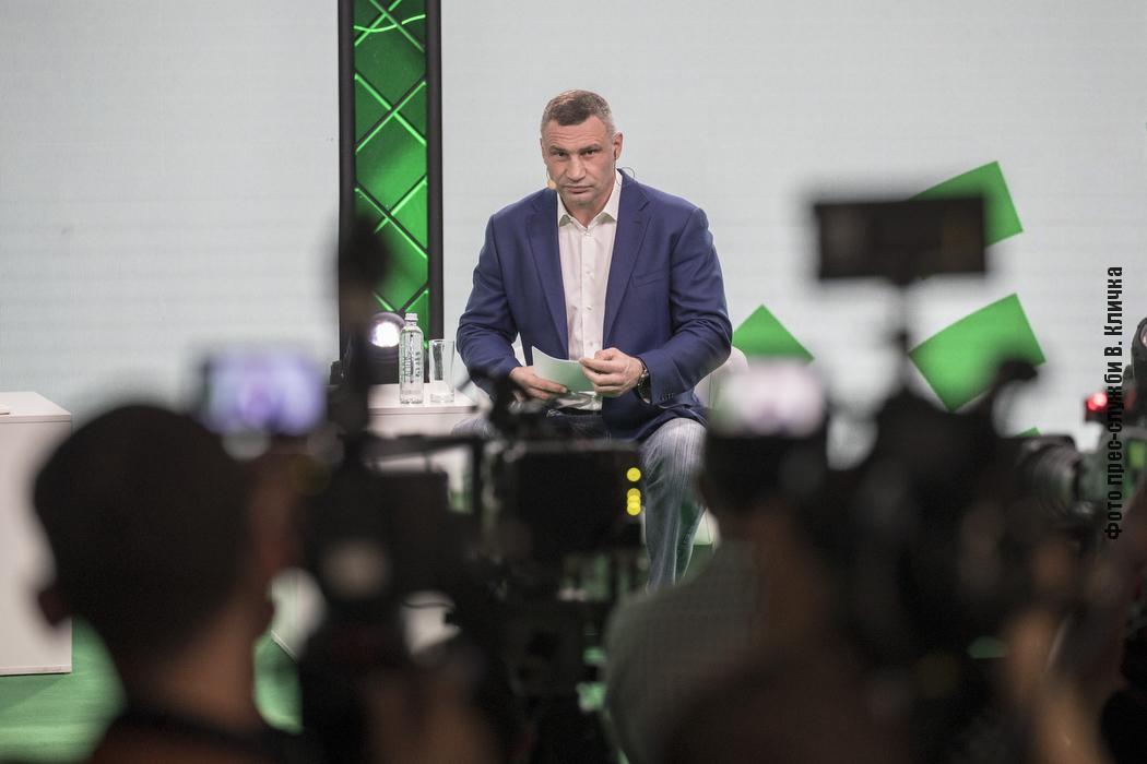 Кличко велосипедом прибув на конференцію за участі Зеленського та розповів, за яку Україну бореться Кличко велосипедом прибув на конференцію за участі Зеленського та розповів, за яку Україну бореться