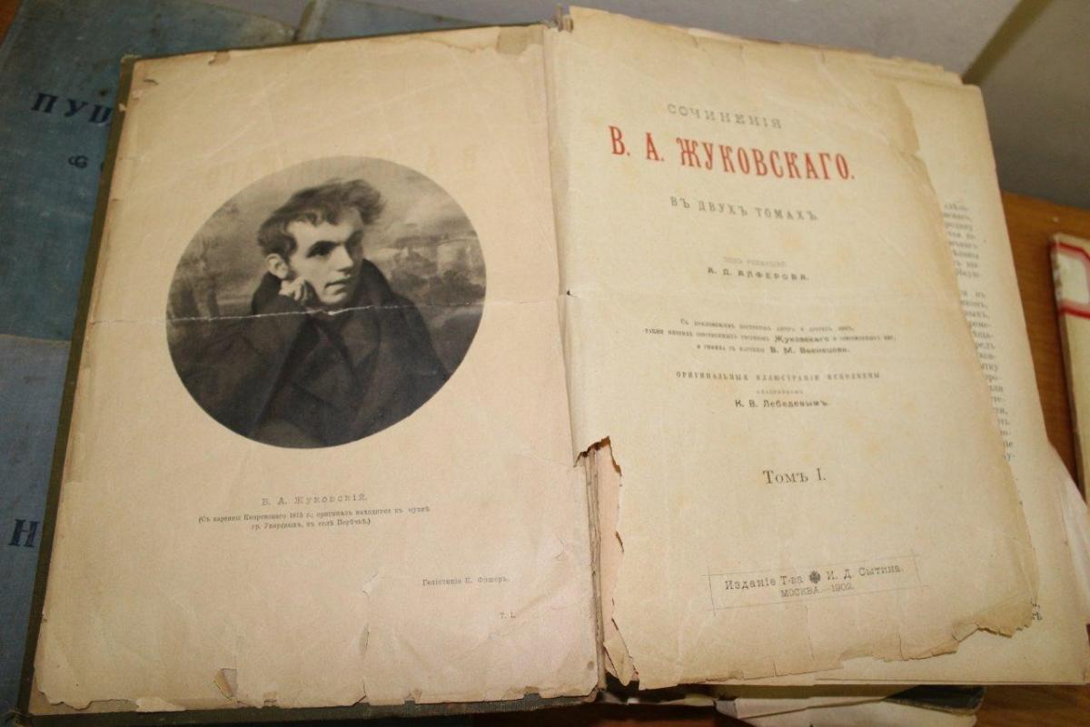 На Закарпатті в іноземця знайшли 13 стародавніх книг / фото dpsu.gov.ua На Закарпатті в іноземця знайшли 13 стародавніх книг / фото dpsu.gov.ua