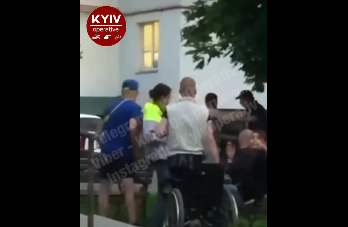 Под Киевом колясочник встал ради потасовки / Скриншот с видео Под Киевом колясочник встал ради потасовки / Скриншот с видео