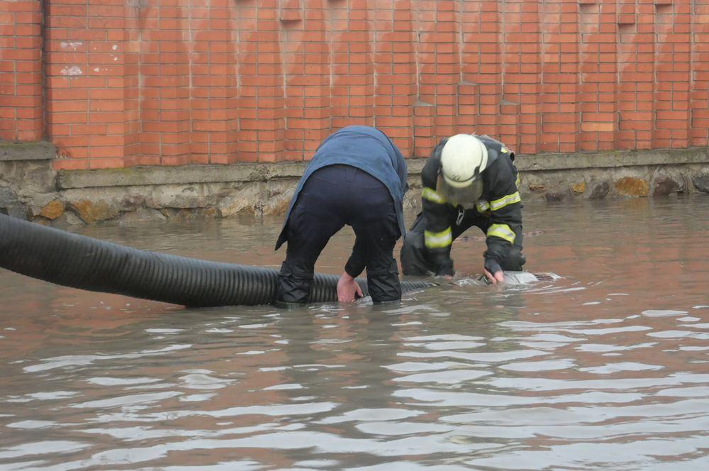 Маріуполь пішов під воду / фото ДСНС Маріуполь пішов під воду / фото ДСНС
