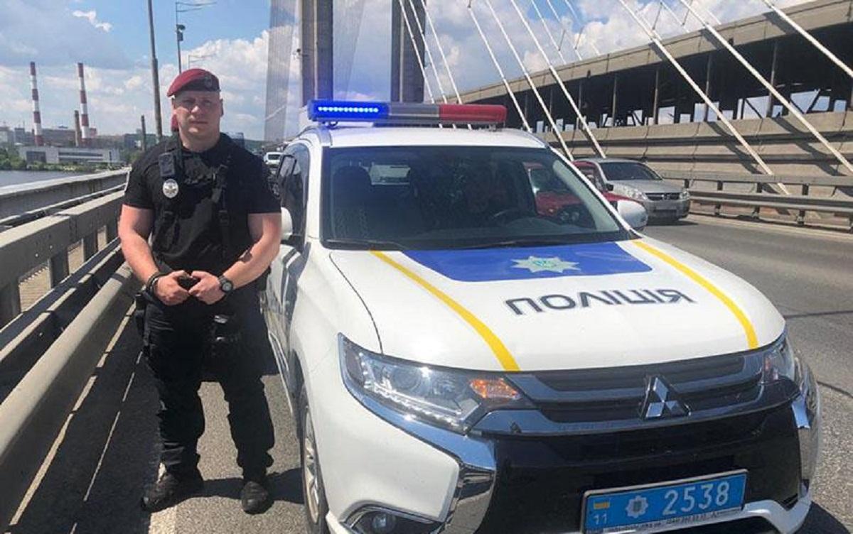 На Південному мосту в Києві двоє чоловіків хотіли накласти на себе руки / фото Національної поліції На Південному мосту в Києві двоє чоловіків хотіли накласти на себе руки / фото Національної поліції