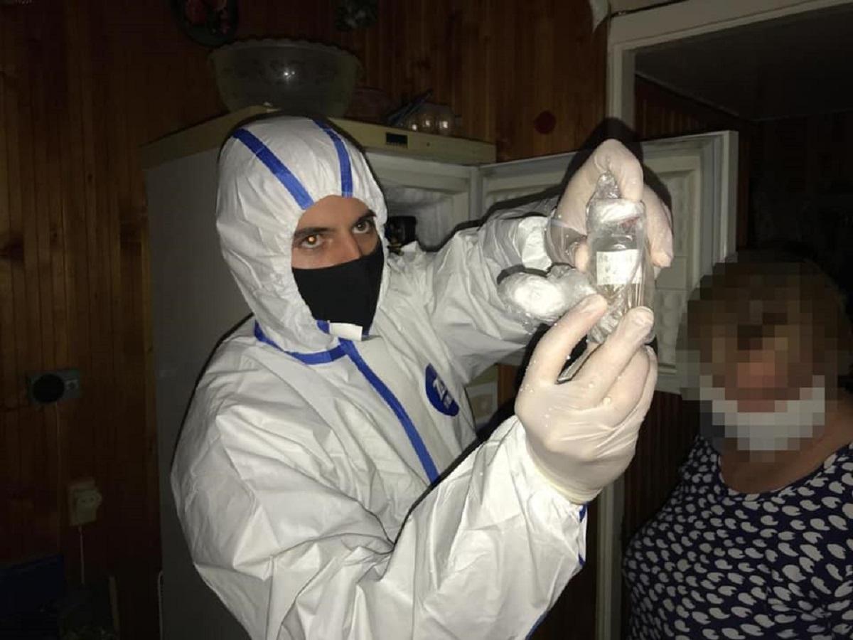 Женщина вынесла из помещения института флаконы со штаммом вируса ньюкаслской болезни птицы / фото facebook.com/pgo.gov.ua