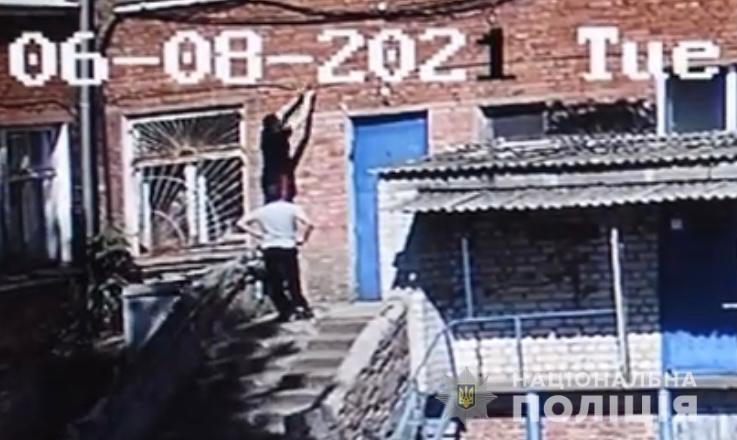 Підлітки з будівлі міської лікарні викрали мідну трубу / фото vn.npu.gov.ua Підлітки з будівлі міської лікарні викрали мідну трубу / фото vn.npu.gov.ua