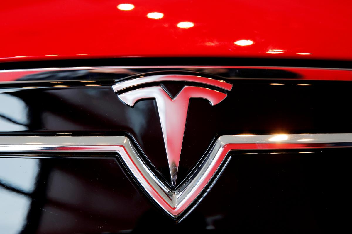 Отныне самой доступной моделью Tesla теперь является заднеприводный электромобиль Model 3 Long Range / фото REUTERS Отныне самой доступной моделью Tesla теперь является заднеприводный электромобиль Model 3 Long Range / фото REUTERS