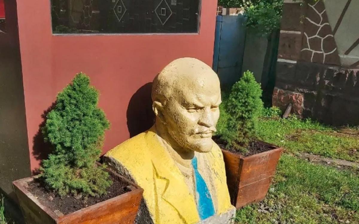 Во дворе под открытым небом среди клумб расставлены скульптуры Ленину и Жукову / obozrevatel.com Во дворе под открытым небом среди клумб расставлены скульптуры Ленину и Жукову / obozrevatel.com