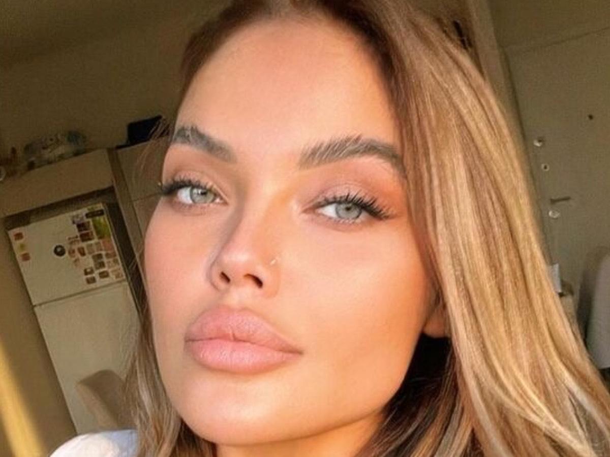 Девушка выпала из окна / Instagram Девушка выпала из окна / Instagram