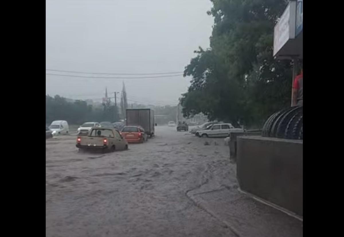 Миколаїв затопило потужною зливою / скріншот відео Миколаїв затопило потужною зливою / скріншот відео