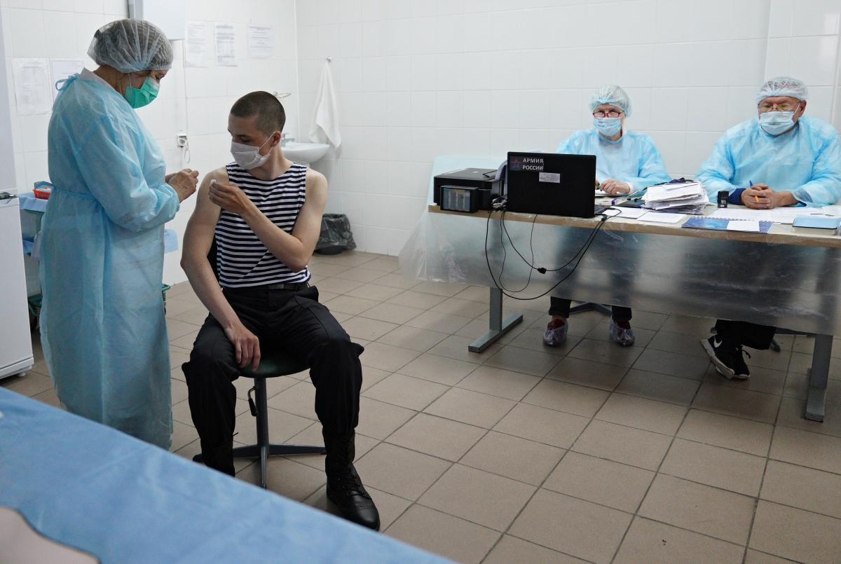 Одна из российских вакцин - не работает / REUTERS
