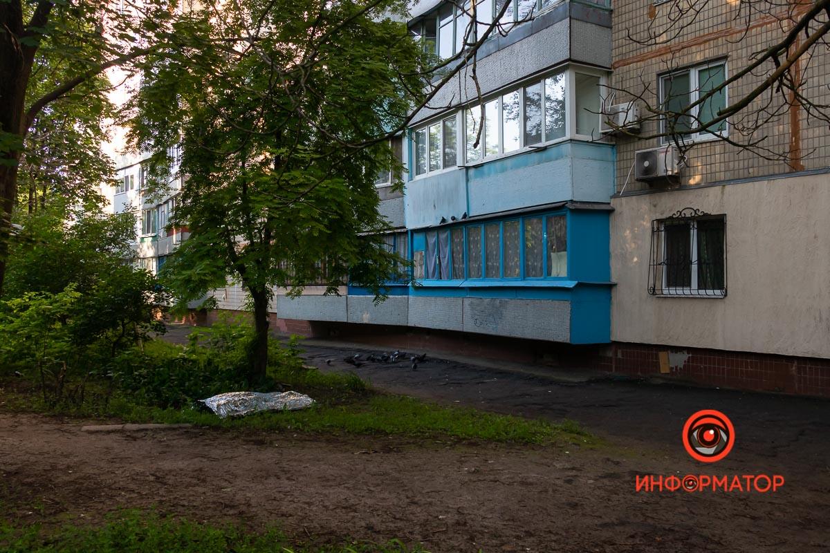 У Дніпрі біля багатоповерхівки лежав труп / фото: Информатор Днепр У Дніпрі біля багатоповерхівки лежав труп / фото: Информатор Днепр