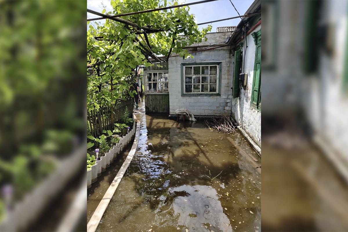 У Дніпрі з дворів приватних будинків досі відкачують воду / фото ДСНС У Дніпрі з дворів приватних будинків досі відкачують воду / фото ДСНС