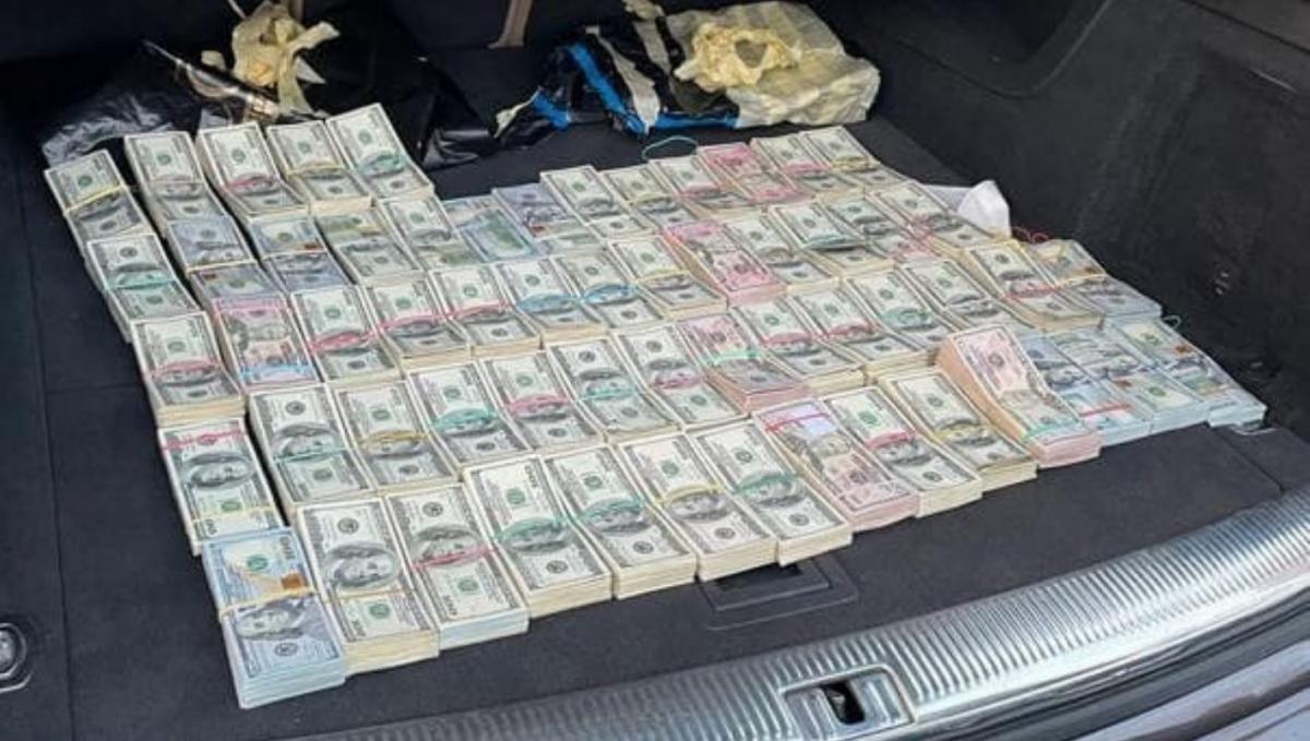 У митника в автомобілі знайшли 700 тисяч доларів / фото facebook.com/UkraineCustoms