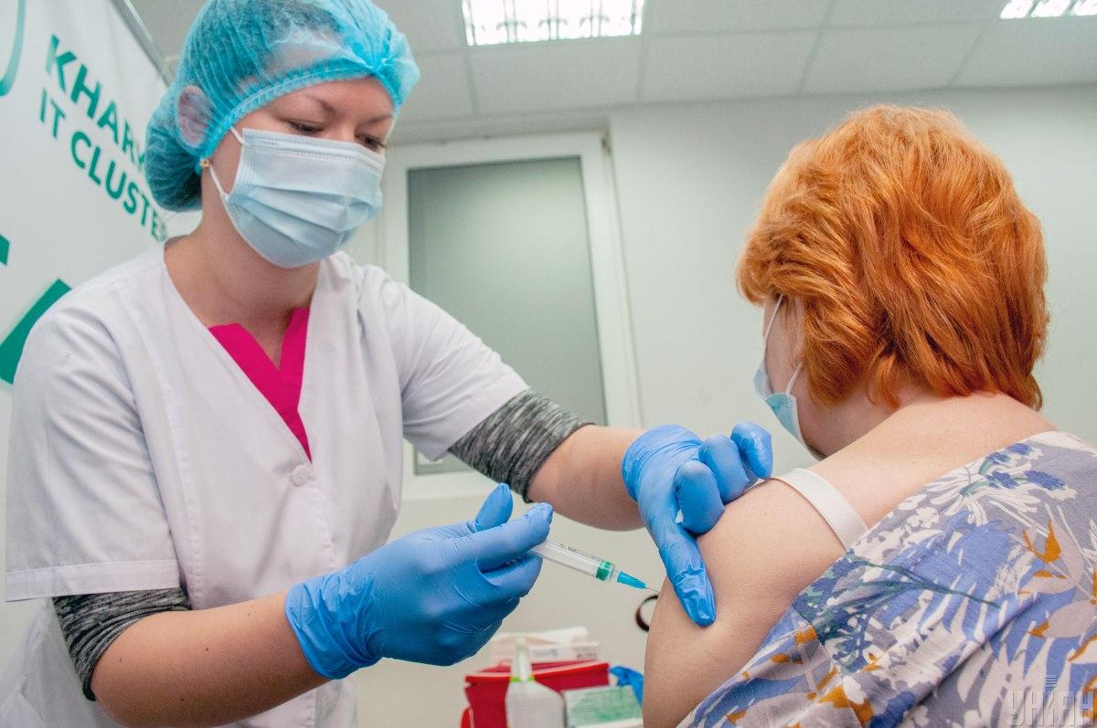В рядах медицинских работников много людей, которые сами распространяют фейки о вакцинах против COVID-19 / фото УНИАН