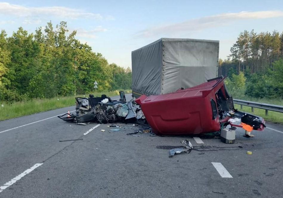 Під Києвом у ДТП загинув чоловік / фото facebook.com/kyivregionpatrolpolice Під Києвом у ДТП загинув чоловік / фото facebook.com/kyivregionpatrolpolice