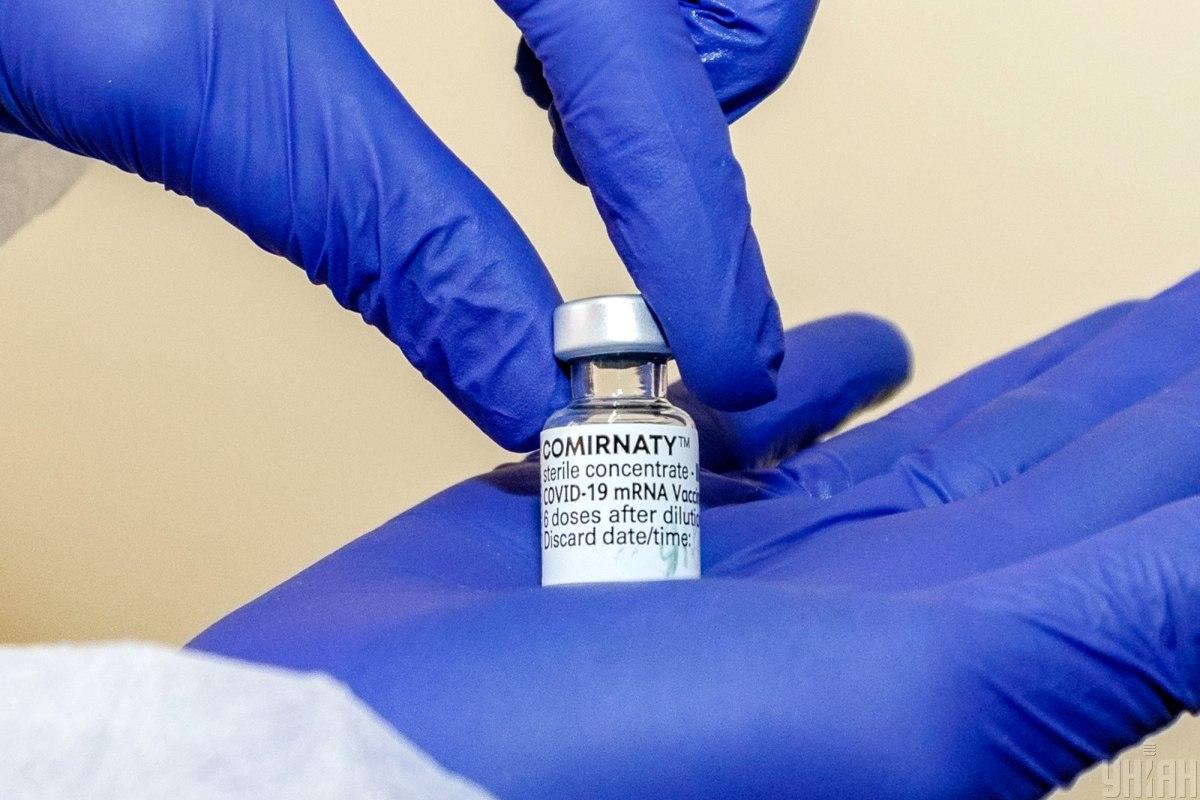 Тем, кто получил две прививки вакциной CoronaVac, рекомендовано вводить бустер Pfizer \ фото УНИАН, Янош Немеш