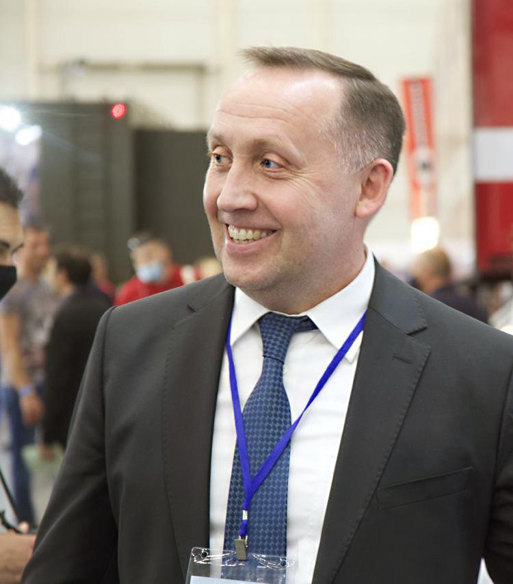 На фото заступник Міністра оборони України з питань європейської інтеграції Анатолій Петренко оглядає розробки Телекарт-прилад На фото заступник Міністра оборони України з питань європейської інтеграції Анатолій Петренко оглядає розробки Телекарт-прилад