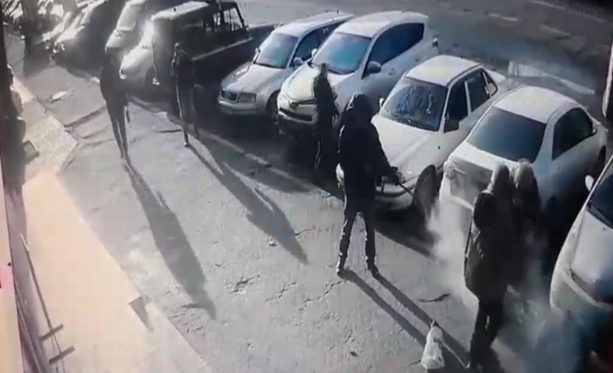 Расстрел двух человек попал на видео / скриншот Расстрел двух человек попал на видео / скриншот