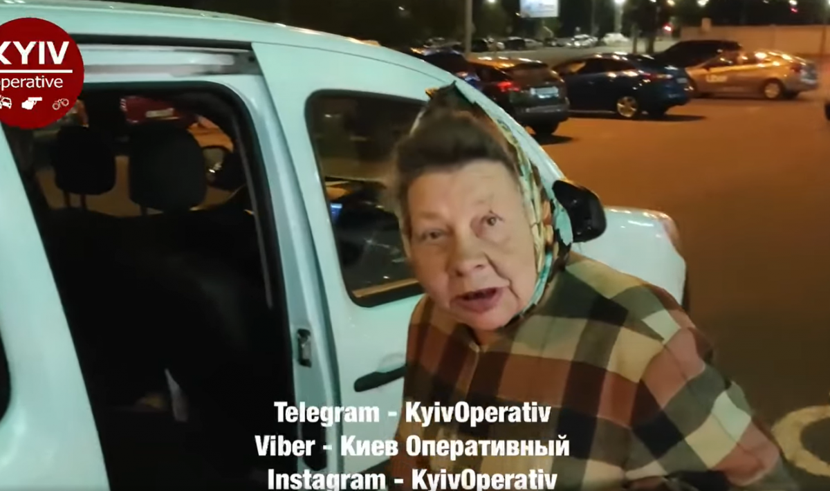 В Киеве заметили необычную пенсионерку / Скриншот с видео В Киеве заметили необычную пенсионерку / Скриншот с видео