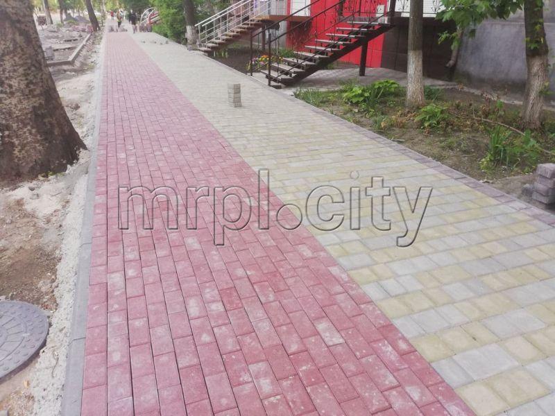 Підрядники усувають недоліки при укладанні велодоріжки / фото mrpl.city Підрядники усувають недоліки при укладанні велодоріжки / фото mrpl.city