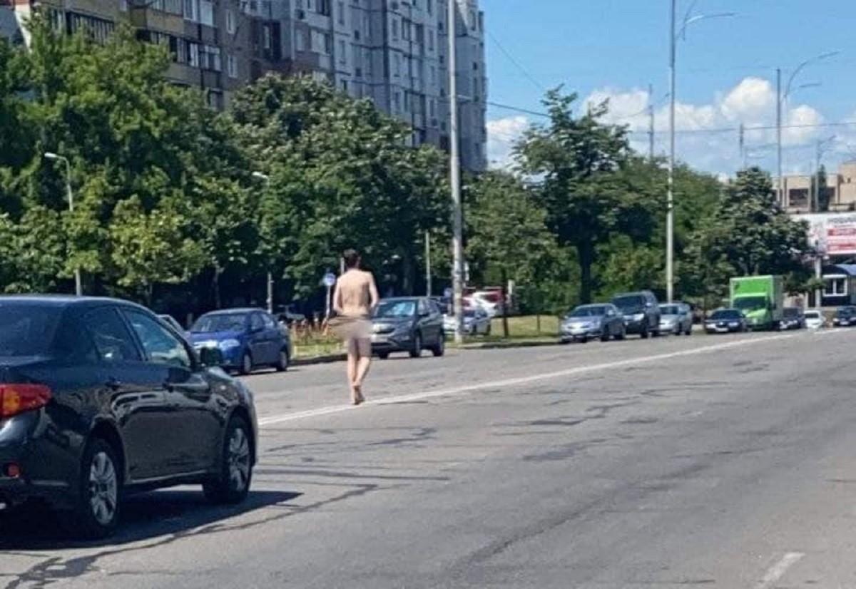 По дороге в Киеве ходил голый мужчина / фото t.me/troeshka По дороге в Киеве ходил голый мужчина / фото t.me/troeshka