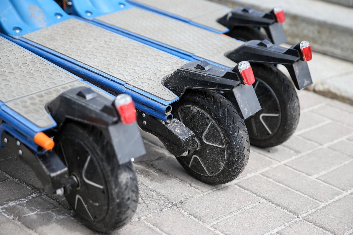 Водителей самокатов наказать за нарушение невозможно: адвокат раскрыл причины