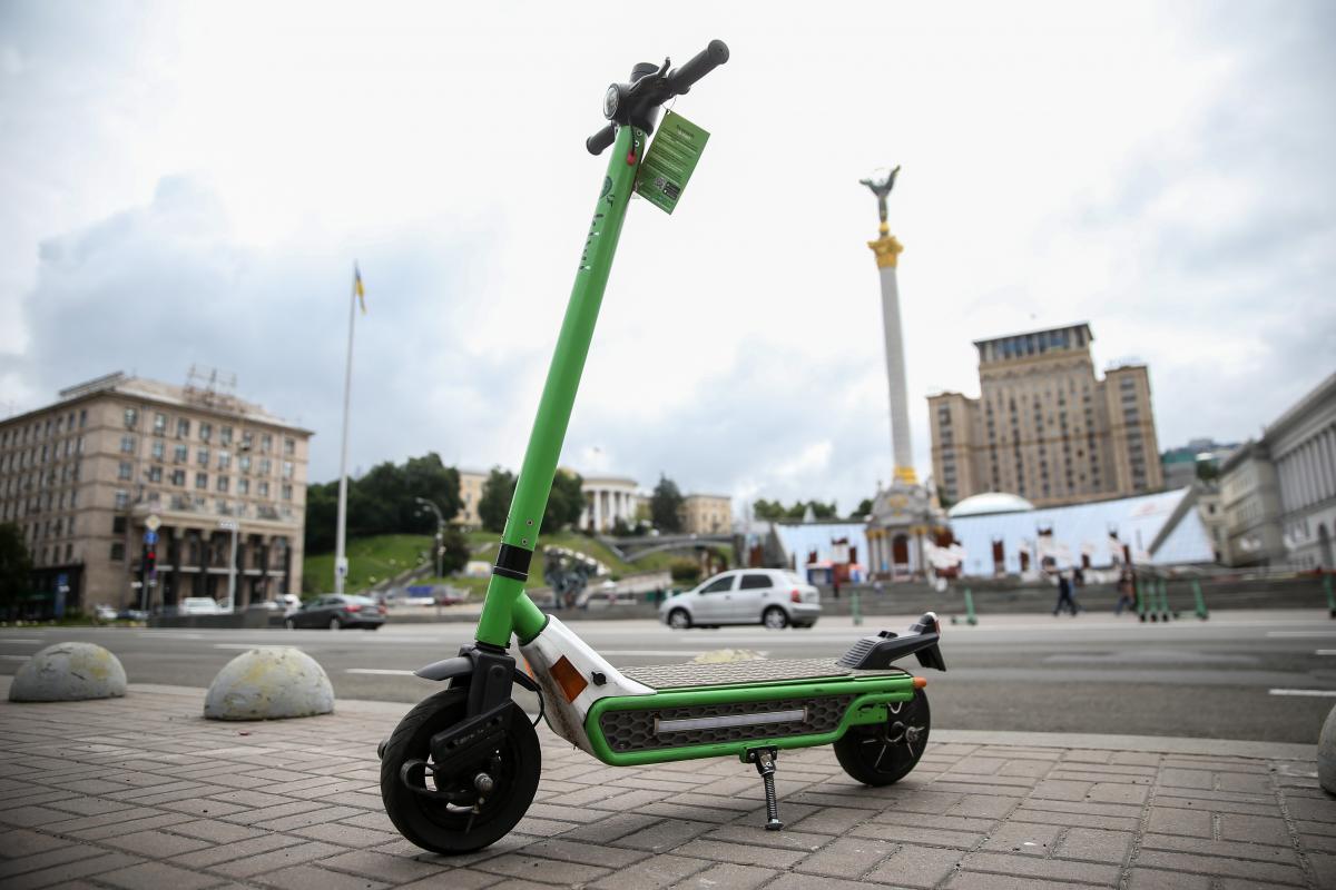 В Україні користувачів електросамокатів запропонували визнати учасниками дорожнього руху В Україні користувачів електросамокатів запропонували визнати учасниками дорожнього руху