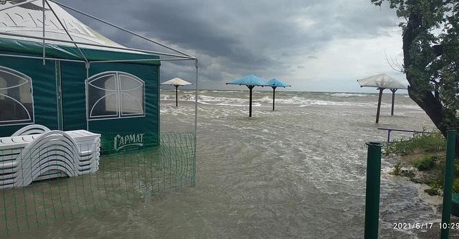 Пляж в Бердянске полностью затопило / фото "Бердянск 24"