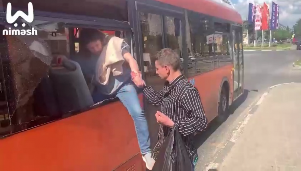 В Нижнем Новгороде компания повздорила с кондуктором и вышла через разбитое окно автобуса / скриншот В Нижнем Новгороде компания повздорила с кондуктором и вышла через разбитое окно автобуса / скриншот