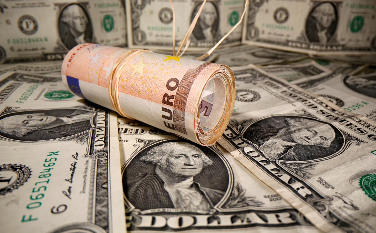 Курс гривні до долара 18 серпня ослаб на 20 копійок - до 38,10 грн за долар / фото REUTERS Курс гривні до долара 18 серпня ослаб на 20 копійок - до 38,10 грн за долар / фото REUTERS