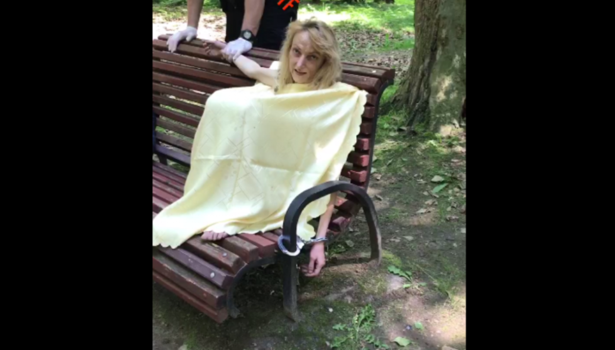 Во львовском парке бегала обнаженная агрессивная женщина / скриншот Во львовском парке бегала обнаженная агрессивная женщина / скриншот
