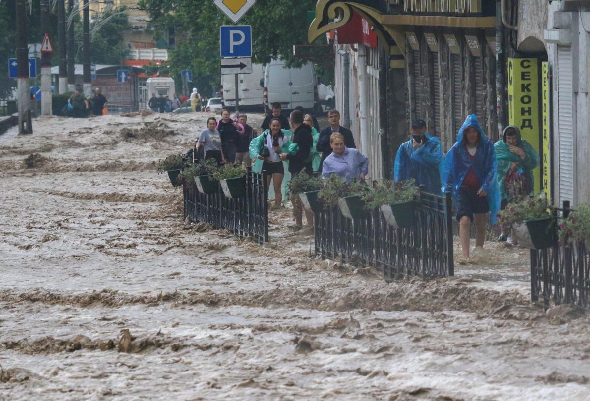 Несколько дней подряд города оккупированного Крыма страдают от непогоды. / Фото: REUTERS Несколько дней подряд города оккупированного Крыма страдают от непогоды. / Фото: REUTERS