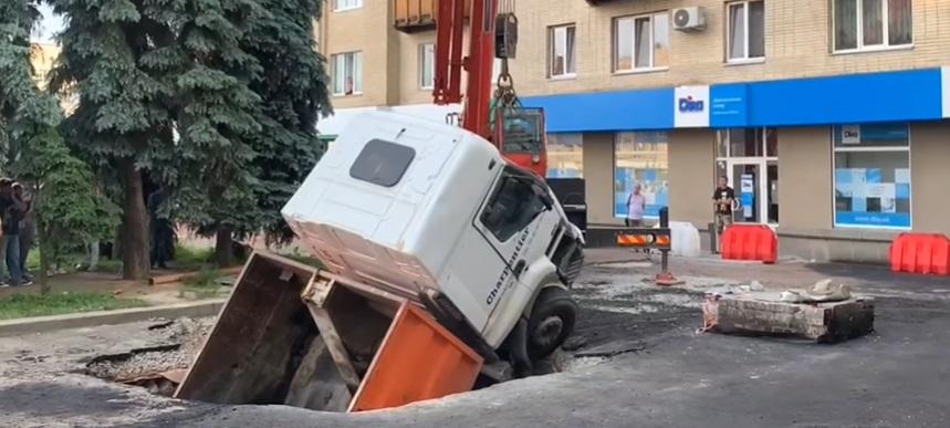 В Житомирі вантажівка пішла під землю / Cкріншот з відео В Житомирі вантажівка пішла під землю / Cкріншот з відео