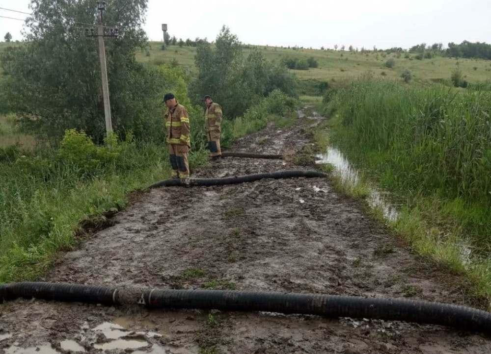 Рятувальники відкачують воду / фото od.dsns.gov.ua Рятувальники відкачують воду / фото od.dsns.gov.ua